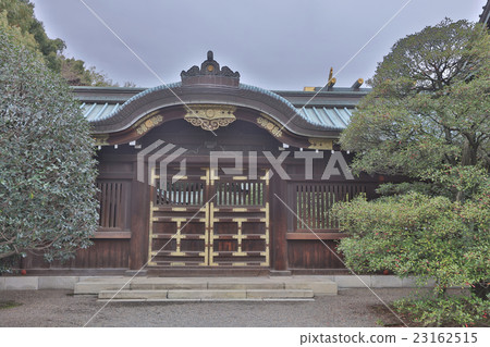 Yasukuni Shrine was found for enshrining 23162515
