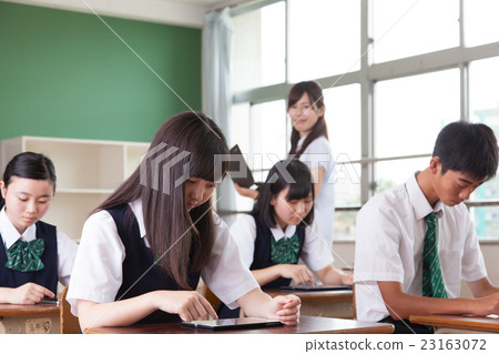 Lesson scene of junior high school / high school tablet utilization school 23163072