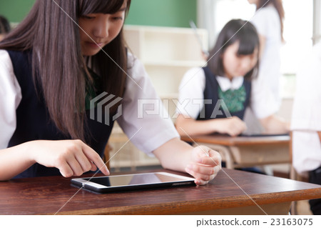 Lesson scene of junior high school / high school tablet utilization school 23163075