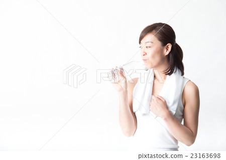 Middle female supplementing water · white back Middle female supplementing water · white back 23163698