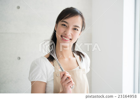 Woman cooking 23164958