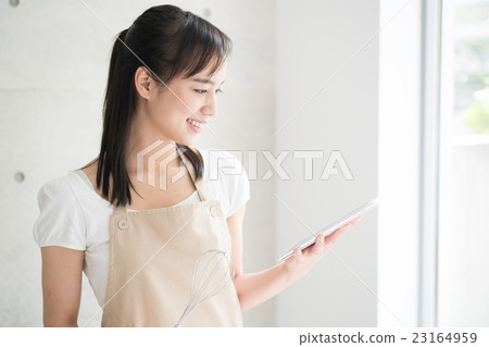 A woman using a tablet PC 23164959