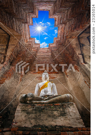 Ancient buddha statue in old temple 23165014