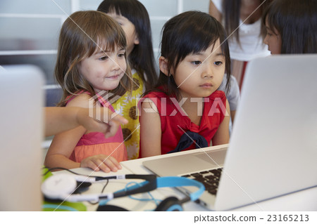 孩子們看電腦 23165213