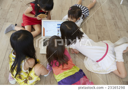 孩子們看電腦 孩子們看電腦 23165298