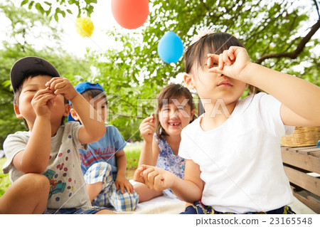 Children enjoying picnics 23165548