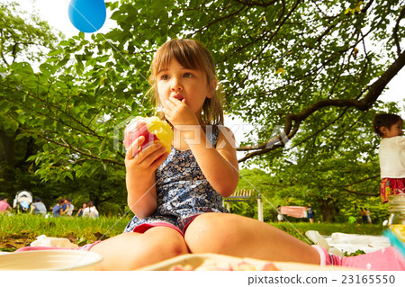 孩子們享受野餐 23165550