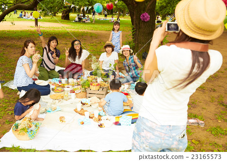 媽媽朋友享受野餐 23165573