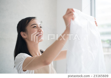 掛衣服的女人 23165609
