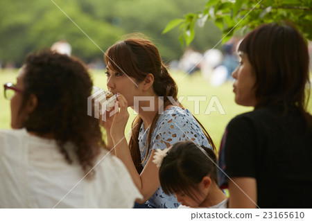 一個女人享受野餐 23165610