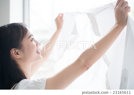 掛衣服的女人 23165611