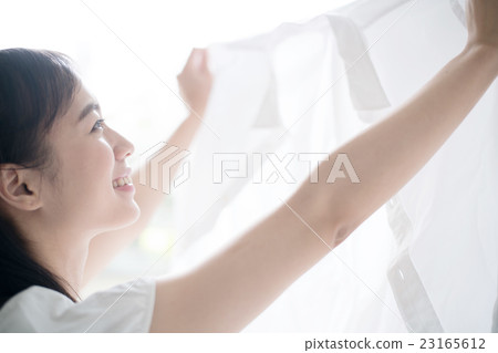 掛衣服的女人 23165612