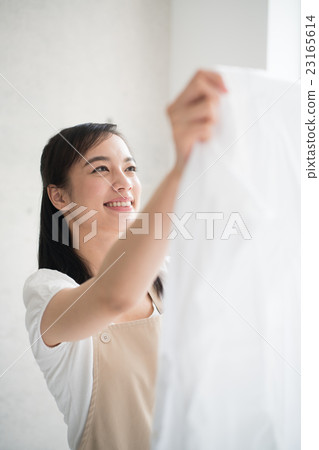 掛衣服的女人 23165614