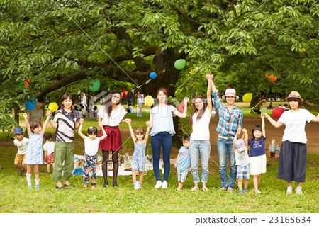 Mama friends enjoying picnics 23165634