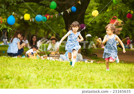 孩子們在公園裡玩 孩子們在公園裡玩 23165635