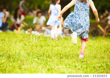 孩子們在公園裡玩 孩子們在公園裡玩 23165655