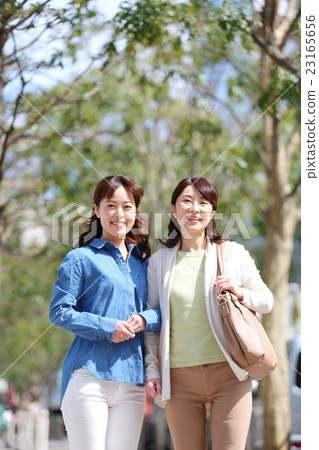 在畫象之外的兩名婦女 23165656