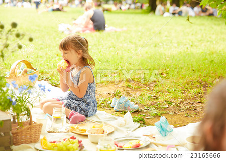 孩子們享受野餐 孩子們享受野餐 23165666
