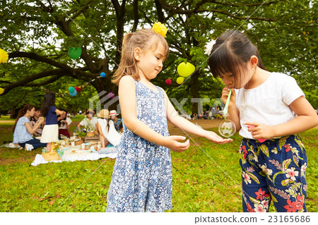 孩子們玩肥皂泡泡 孩子們玩肥皂泡泡 23165686