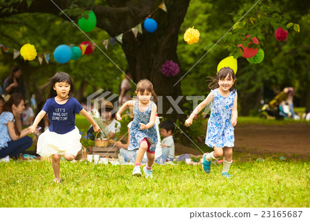 孩子們在公園裡玩 23165687