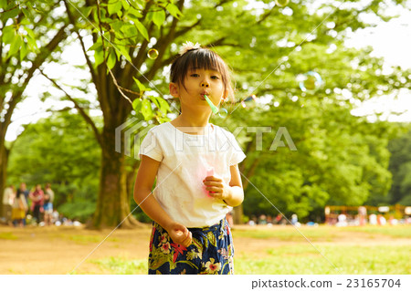 孩子們玩肥皂泡泡 23165704