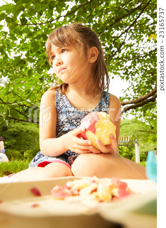 Children enjoying picnics 23165737