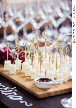 catering table 23166576
