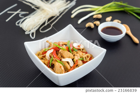 noodle with chicken 23166839