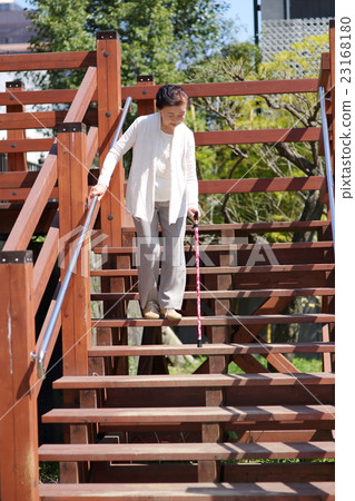 高級女人下樓梯 23168180