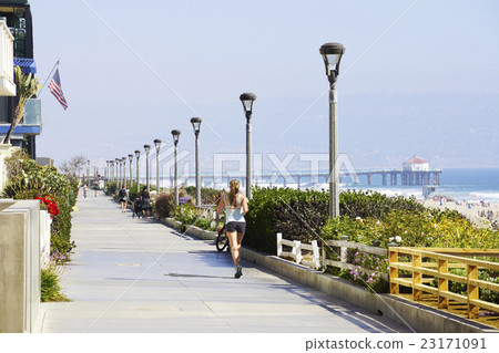 在海邊小鎮赫莫薩海灘上慢跑的人走路。海灘文化The Strand 在海邊小鎮赫莫薩海灘上慢跑的人走路。海灘文化The Strand 23171091