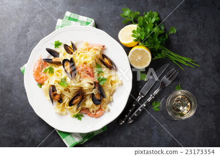 Pasta with seafood 23173354