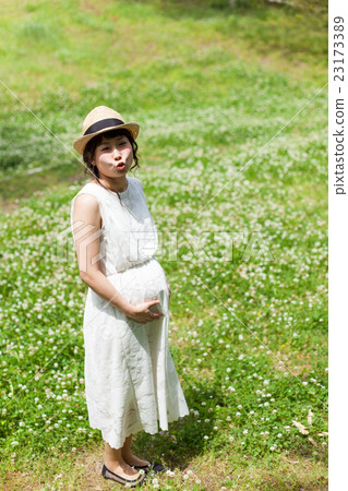 Maternity photo at the park 23173389