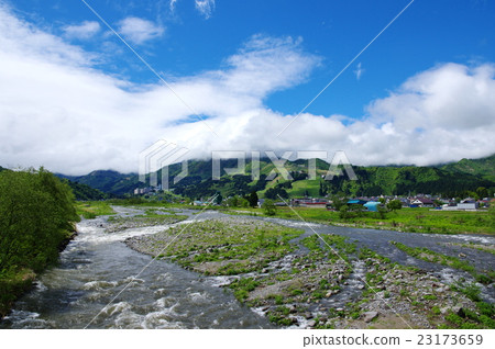 清澈的流動和藍天 23173659