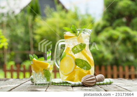Lemonade with lemon, mint and ice 23173664