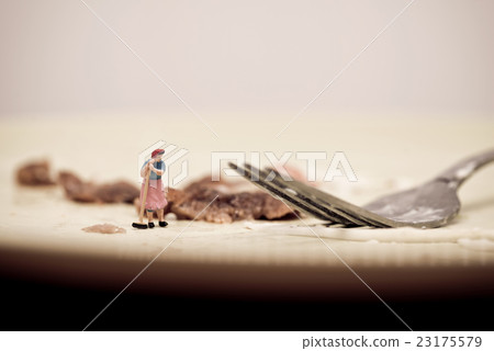 Housewife washing dishes in the kitchen. 23175579