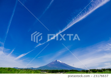 Mt. Fuji and the airplane cloud 23176637