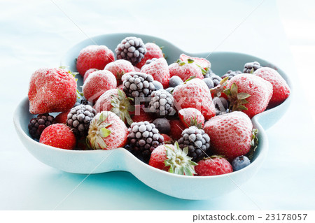 frozen berries 23178057
