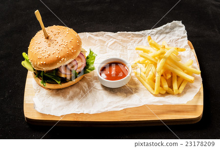 圖庫照片: burger with french fries