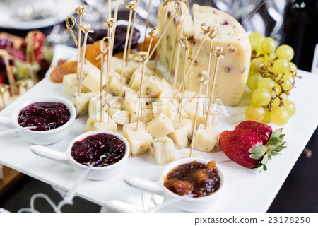 catering table 23178250