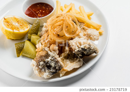 圖庫照片: fried fish with french fries