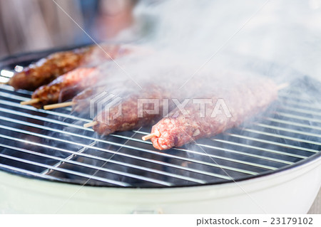 grilling kebabs 23179102