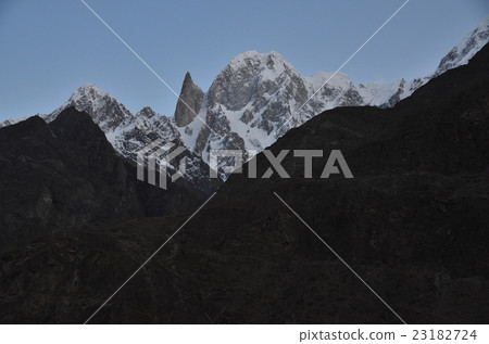 巴基斯坦黎明的Funa Asahi插入的手指峰和罕薩峰 23182724