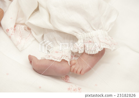 Baby foot newborn 23182826