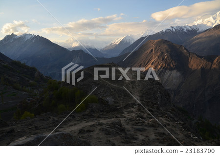 巴基斯坦罕薩Duikel的山和美麗的山 23183700