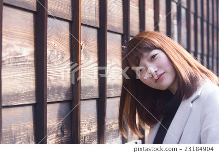 A young woman's traveling alone image A young woman's traveling alone image 23184904