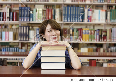 選擇書的婦女在圖書館裡 選擇書的婦女在圖書館裡 23187243