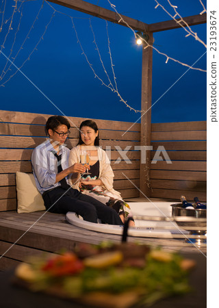 夫婦夜陽台圖像 23193674