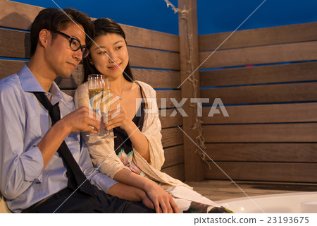 夫婦夜陽台圖像 夫婦夜陽台圖像 23193675