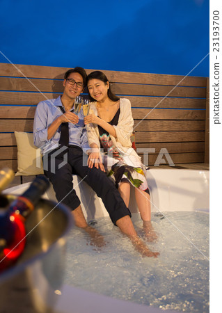 夫婦夜陽台圖像 23193700