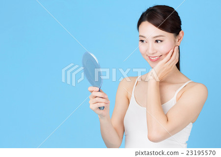 看鏡子藍色後面圖像的婦女 23195570